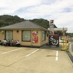 俺のラーメン あっぱれ屋 - 店舗東側（この先北側にも人が並んでいた）