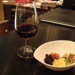 ヴィノスやまざき - 赤ワイン（フランス）２５０円とドライフルーツ３００円