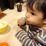 拉麺大公 - 麺を手掴みでガッツク我が子(厨房から聞こえる中華鍋を振るう音にも興味津々)