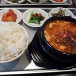 韓国家庭の味 いなか家 - スンドゥブチゲ定食