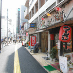 ラーメンげんげん - 明治通りと大久保通りの交差点方向。