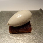 カンテサンス - ココナッツクリームを乗せたパイナップルのタルト