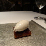 カンテサンス - ココナッツクリームを乗せたパイナップルのタルト