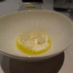 カンテサンス - 塩とオリーブ油が主役　山羊乳のバヴァロワ