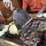 お好み焼き 福竹 - 天地返しはこのデカイヘラで！妙技とか秘技とかありません。「無駄な動きはしません」