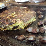 お好み焼き 福竹 - 焼き上げ時間の計測と、煙探知を任されるｗｗ出来上がるまで気が抜けません。