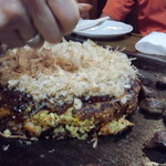 お好み焼き 福竹 - たっぷりの鰹節に青海苔を「ちょちょいのパッパ♪」