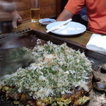 お好み焼き 福竹 - 鰹節は手で揉みながら、細かくして、振りかけると切る時ﾍﾗに引っ付かないそうだ。