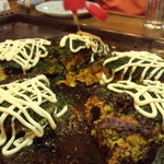 お好み焼き 福竹 - 「最初はマヨネーズ乗ってないとこ食べて」とのお達し。その後、マヨネーズと一緒に食べてもウマかった。