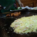 お好み焼き 福竹 - 写真奥で「ウインナー・ピーマンバター焼き」８５０円通称ウインピーが焼かれている！