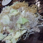 お好み焼き 福竹 - 「焼きそば ぶたそば」８５０円 こんもり豚肉、もやし、キャベツ、麺が炒められる