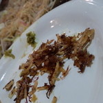 お好み焼き 福竹 - 鉄板にくっついた麺をサーブ！これがパリポリしてウマイｗｗΣ(ﾟ∀ﾟ*)