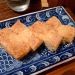 地酒喝采 かも蔵 - 【新潟】栃尾の油揚げ（￥639）ねぎ味噌がサンドされており、風味豊か。日本酒に合う！