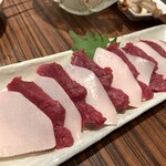 ハイボール無双 的場屋 - 馬刺し　紅白盛り