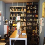 立ち呑み あわや - 店内（テーブル席の奥の棚に洋酒ボトルも一杯ある）