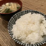 串焼家　まる房ず - 味噌汁、ご飯