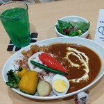 さかい珈琲 - お友達注文の夏カレーとメロンソーダ