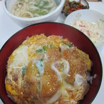 Takenoya - カツ丼＠580円。ミニうどんに小鉢と漬物が付いてきます。