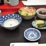 天ぷら　若杉 - サラダ、小鉢、天つゆ等。