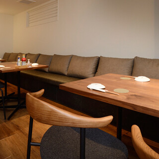 1階落ち着いたダイニングテーブル