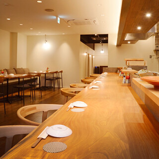 1階オープンキッチン前のカウンター