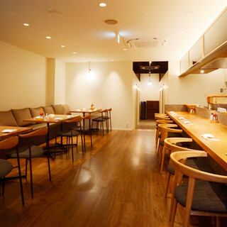 寛ぎ重視のゆったりスペース。完全個室も完備しています。