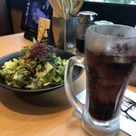 Yakiniku Yamato - サラダとコーラ