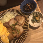 江戸堀 焼豚食堂 - キュウリの漬物。ひじきの煮物