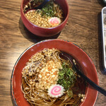 そば処 とんぼ - 麺1玉と2玉の比較。