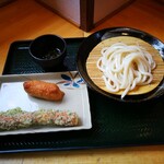 はなまるうどん - ざるうどん (小)、ちくわ磯部揚げ、ごまいなり