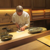 波濤 - 蒸し鮑を捌くご主人