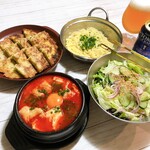 豚まに - ホルモンスンドゥブ調理例(サラダ、チヂミ、麺、ビールは自前です）