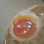 自家製麺 麺や ひなた - 鮮やかな色合いの味玉♪