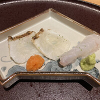 馳走 啐啄一十  - 【写真⑤】左：虎魚（3日寝かせ）、右：白甘鯛（5日寝かせ）