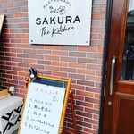 SAKURA The Kitchen - 看板とランチメニューボード。店名がキッチンになっている
