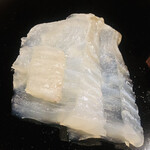 日本橋蛎殻町 すぎた - 宮城産の眞子鰈。縁側付き。活け〆して軽く塩〆。コリコリだけど柔らかい食感。矛盾した表現だけど、他に書きようが見当たりません