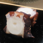 日本橋蛎殻町 すぎた - 佐島産の真蛸の柔らか煮。柔らかくするためにこん棒で叩くはずですが、皮が破れていない。それなのに歯が要らないくらいに柔らかい。この技量、恐るべし