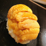 日本橋蛎殻町 すぎた - 厚岸のバフンウニ。ムラサキは軍艦仕立てですが。馬糞は海苔無し