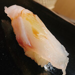 日本橋蛎殻町 すぎた - 白甘鯛の昆布〆。春子鯛とは異なり、昔ながらのストロングスタイル。迸る利尻昆布の旨味。ラッコはこちらの強い昆布仕立てが好き