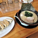 Yokohamaiekeiramenteｎmeitenrai - ラーメン＆餃子セット¥1,000