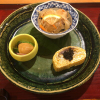 一灯 - ○前菜
                    ・鰹と新玉葱の南蛮漬
                    ・蛸とカリモリの酢味噌
                    ・蕗と干瓢の卵焼き
                    →鰹昆布の南蛮漬！蛸とカリモリというこの辺り特産の白瓜の酢味噌乗せは間違いない逸品。そして卵焼き！やっぱり安定のスタートです！