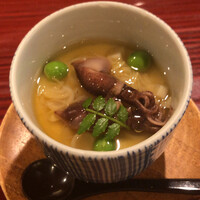 一灯 - 温物
                    蛍烏賊、筍、新じゃが、椎茸、かしわの餡掛け茶碗蒸し
                    →丁寧に作られた本格的な茶碗蒸しで少し冷えた身体が温まって…筍、新じゃがは細かく賽の目切りで茶碗蒸しに散りばめられて…