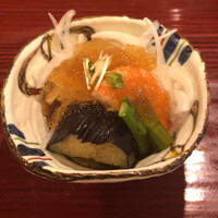 一灯 - 酢の物
                    海老、茄子、アスパラ、新玉葱、豆腐の粕酢ジュレ
                    →今度は一転して爽やかな酢の物(^^)粕酢は仄かに酒粕の香りが漂う程度。具材は海老も大振り、お野菜も一品一品丁寧に仕事がされており、美味しい♪