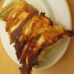 おぐら屋 - 完璧な焼き目の餃子