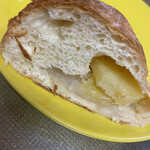 パン工房 ブルクリーク - パインの酸味と甘さ控えめの白餡が絶妙★
●フルーツ大福1ケ買うより
パインあんぱんを1ケ買いたいと思わせる
フルーツパンでした(^｡^)♪