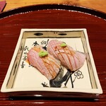 Saryounikoka - ⑤メジマグロの炙り寿司。絵皿で。