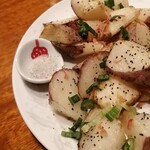 中国料理 三鶴 - 別添えで塩胡椒　かわいい
            食べてるとだんだん　もうちょっと塩欲しいってなるの
            こういう気の利かせかたで差がつくんだよね