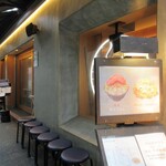 月島もんじゃ くうや - 外に並ぶ待ち人用いすの列