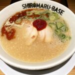 SHIROMARU-BASE - 白と赤の好対照。