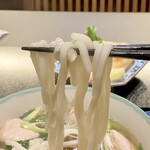 Kyou To Hachikian - 軍鶏なんばんは京うどんです。
                        京うどん、考えてみたら私は京うどんを食べてなくはないですが、印象にないのです。
                        細くてこしがない柔らかいうどん、ややや、鶏の出汁のスープに凄く合い美味しいですね♪